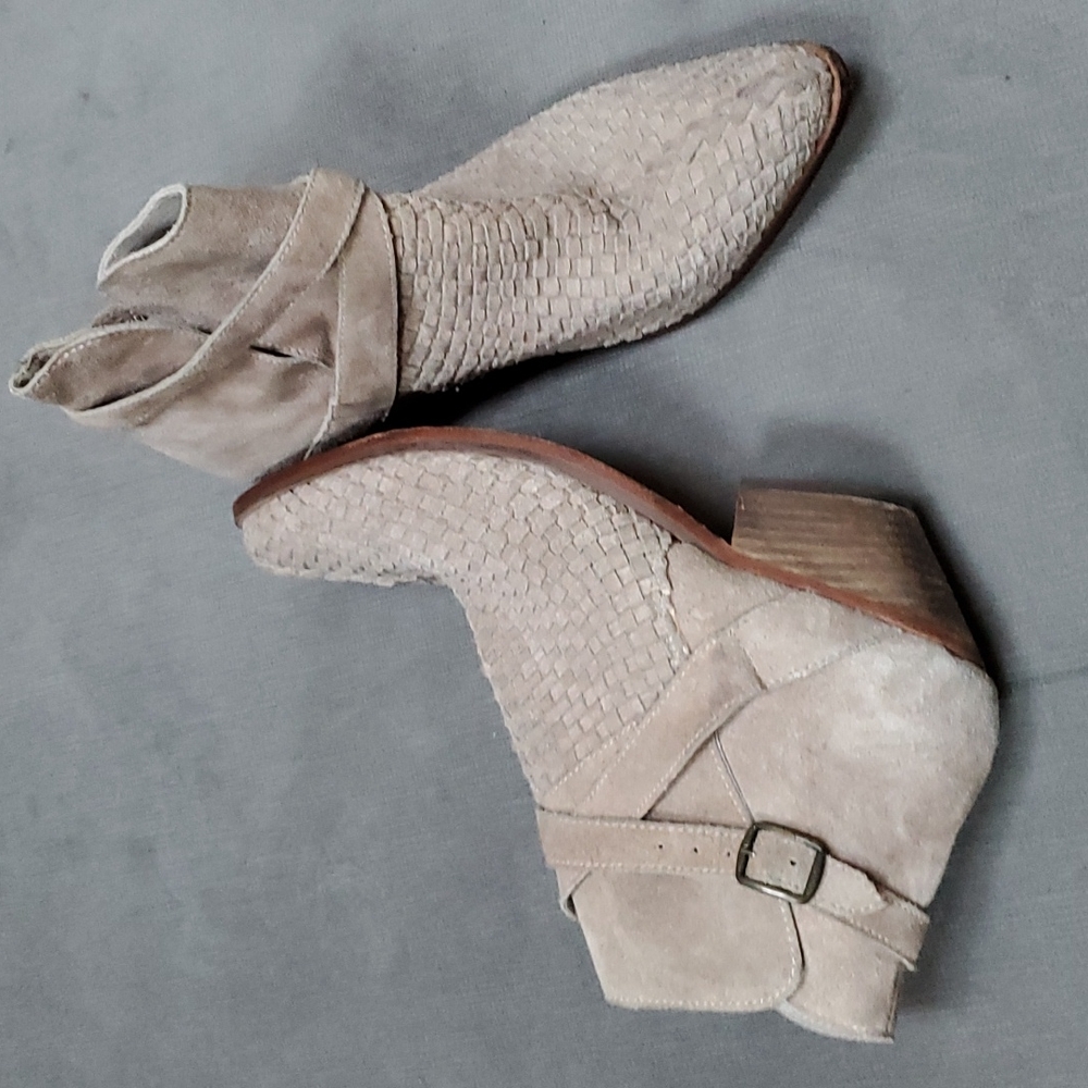 Freepeople suede leather ankle  womans boots used but look new!! Size 41